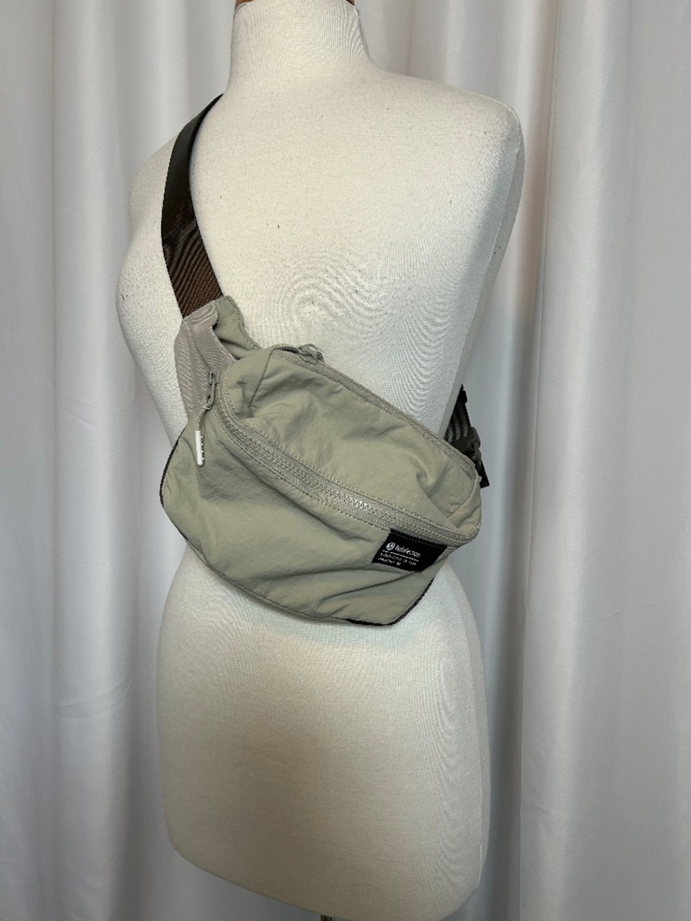 LIGHT SAGE LULULEMON CLEAN LINES BELT BAG